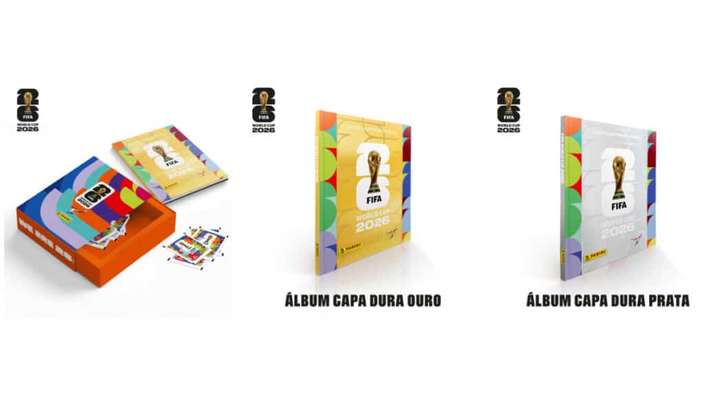 Três designs de álbuns da Copa do Mundo FIFA 2026 em exibição: um aberto com embalagem colorida, um álbum com capa dura dourada e um álbum com capa dura prateada. O logotipo da Copa do Mundo FIFA 2026 está em destaque.