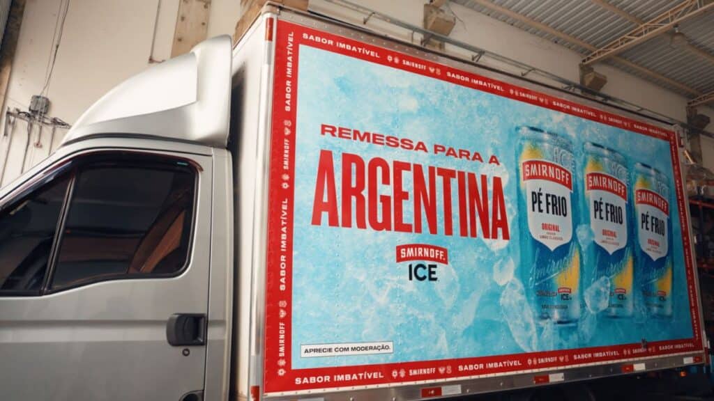 Caminhão de entrega com publicidade da Smirnoff Ice “Pé Frio” para a Argentina.