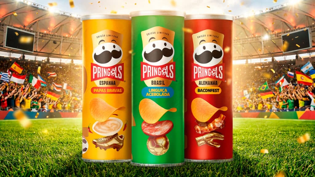 Latas de Pringles em edição limitada Pringols com sabores Espanha, Brasil e Alemanha, em cenário de estádio da Copa do Mundo.
