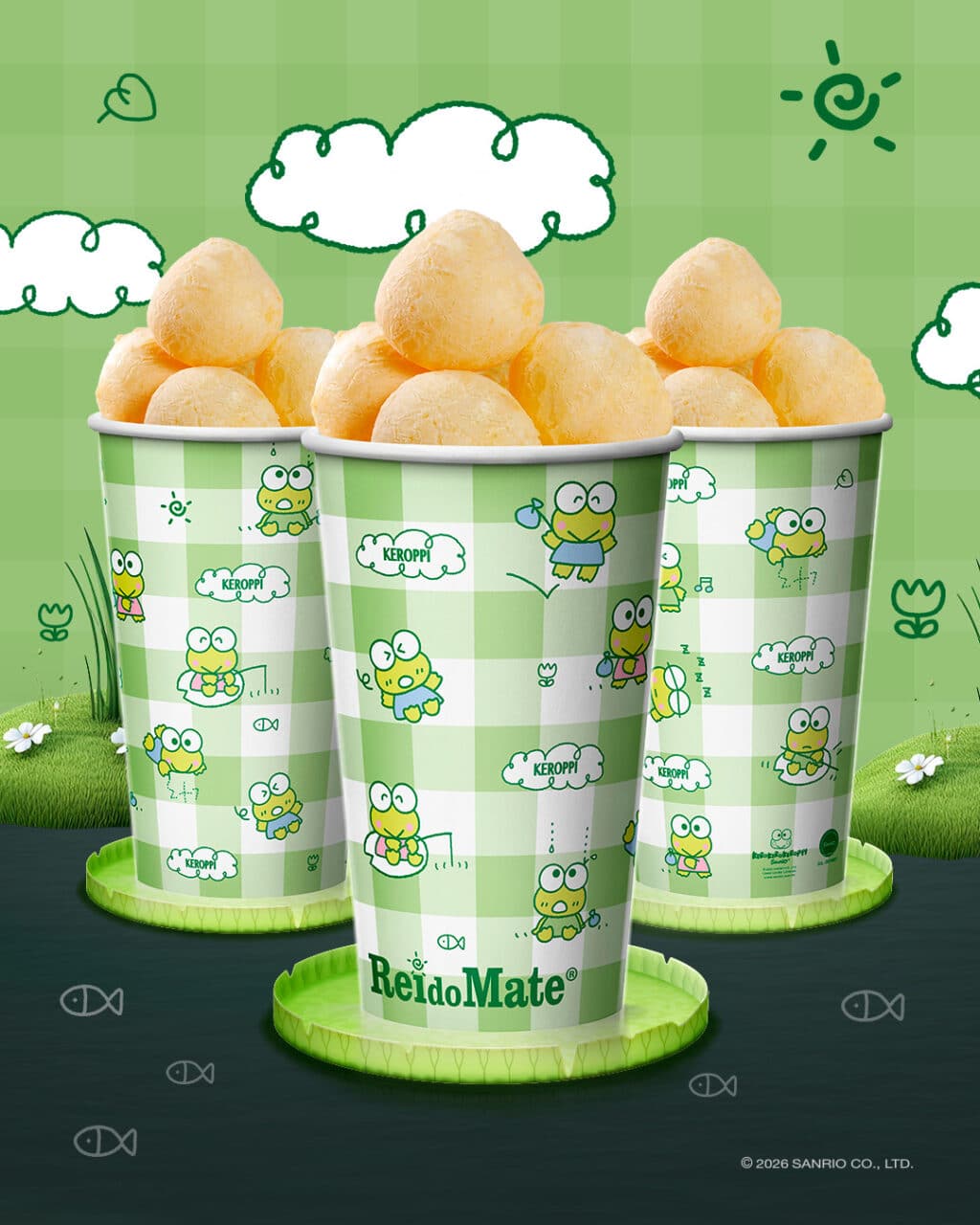 Copos do Rei do Mate com estampas de Keroppi e desenhos em fundo verde, com salgadinhos em tigelas ao centro.