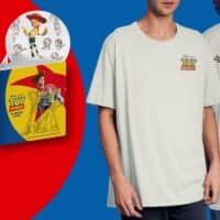 Pessoas vestindo camisetas com estampas de Toy Story, ao lado de uma imagem da exposição no fundo azul e vermelho.