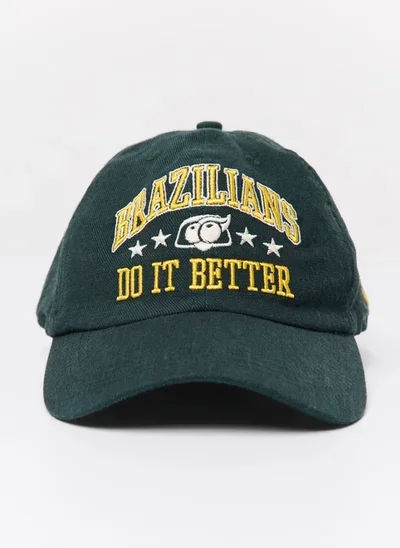 Boné verde escuro com estampa “BRAZILIANS DO IT BETTER” e ícones de estrelas na frente.