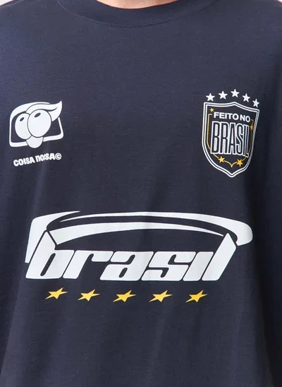 Camiseta azul escura com estampa gráfica do Irajá? e selo “Feito no Brasil”, parte frontal