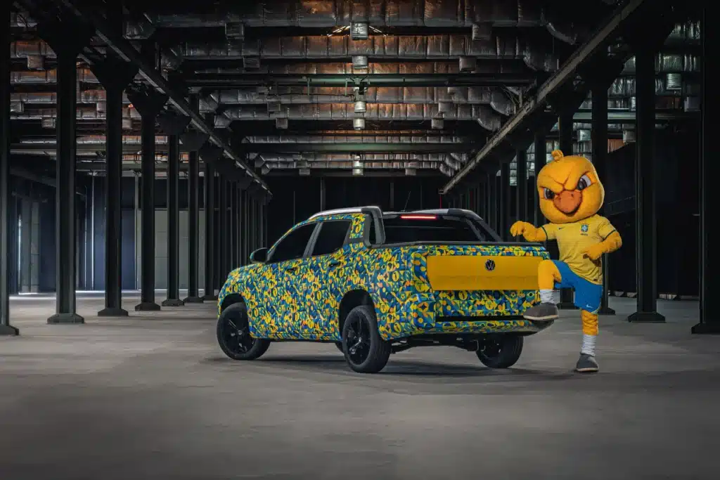 Carro da seleção canarinho amarelo com estampa e mascote tuca no cenário interno, visão traseira