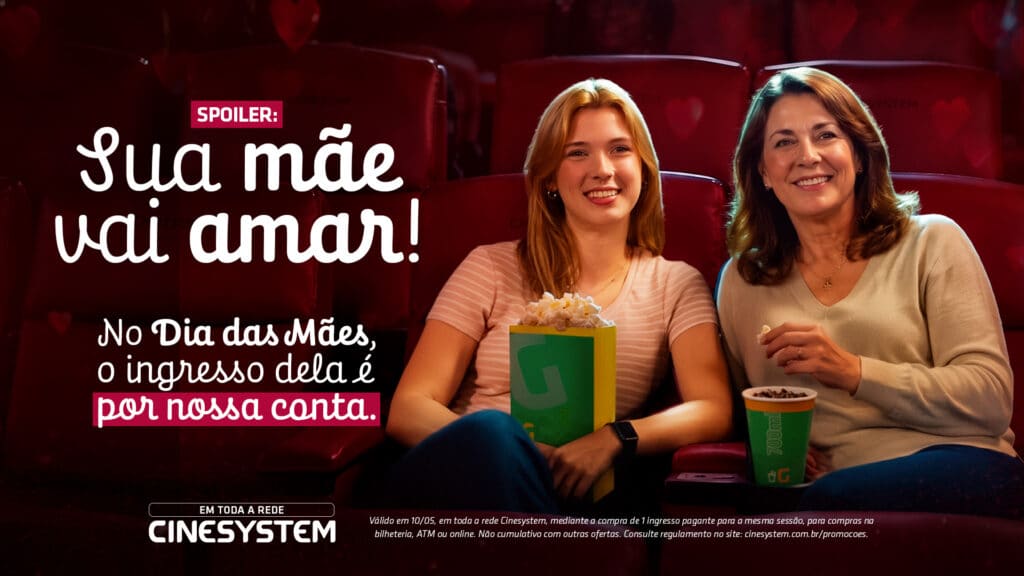 Mãe e filha no cinema com promoção do Dia das Mães da Cinesystem e mensagem de cortesia para mães.