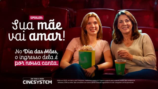 Mãe e filha no cinema com promoção do Dia das Mães da Cinesystem e mensagem de cortesia para mães.