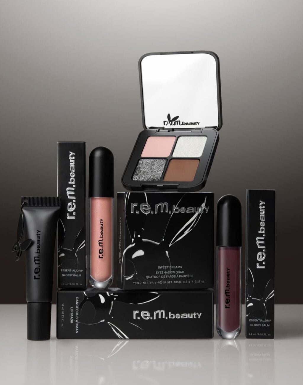 Conjunto de maquiagem R.E.M. Beauty com paleta de sombras e batons, com embalagem preta e branca inspirada em Ariana Grande