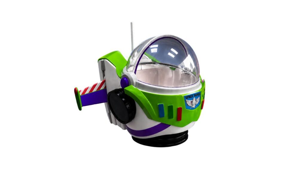 Balde colecionável do Buzz Lightyear da Cinepólis para Toy Story 5, com copo integrado e asa articulada.
