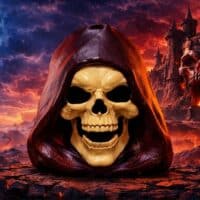 Balde colecionável do Esqueleto da Cinépolis com capuz, mandíbula articulada, em cenário de Mestres do Universo.