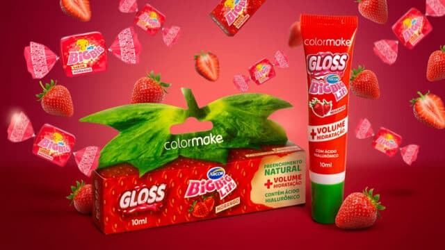 Embalagens de gloss Big Big Lips colorM ake e Arcor com morango, com ácido hialurônico e mentol sobre fundo vermelho