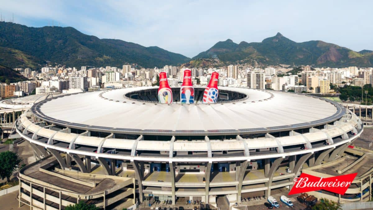 Budweiser transforma Maracanã em balde de cerveja gigante para celebrar a chegada da Copa do Mundo