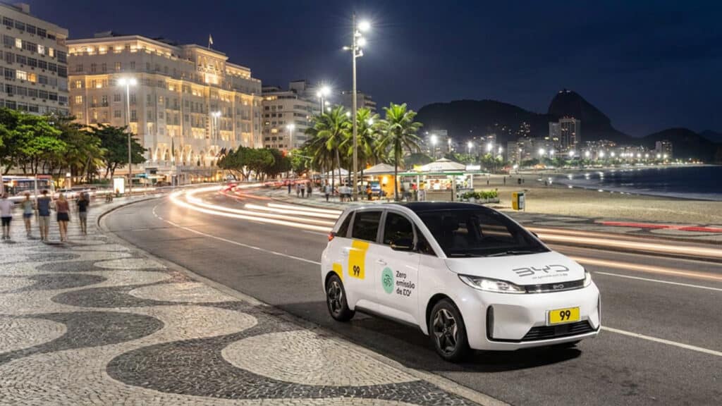BYD 99electric-Pro à noite no Rio Carro elétrico BYD 99electric-Pro em rua do Rio à noite, com prédios e luzes ao fundo