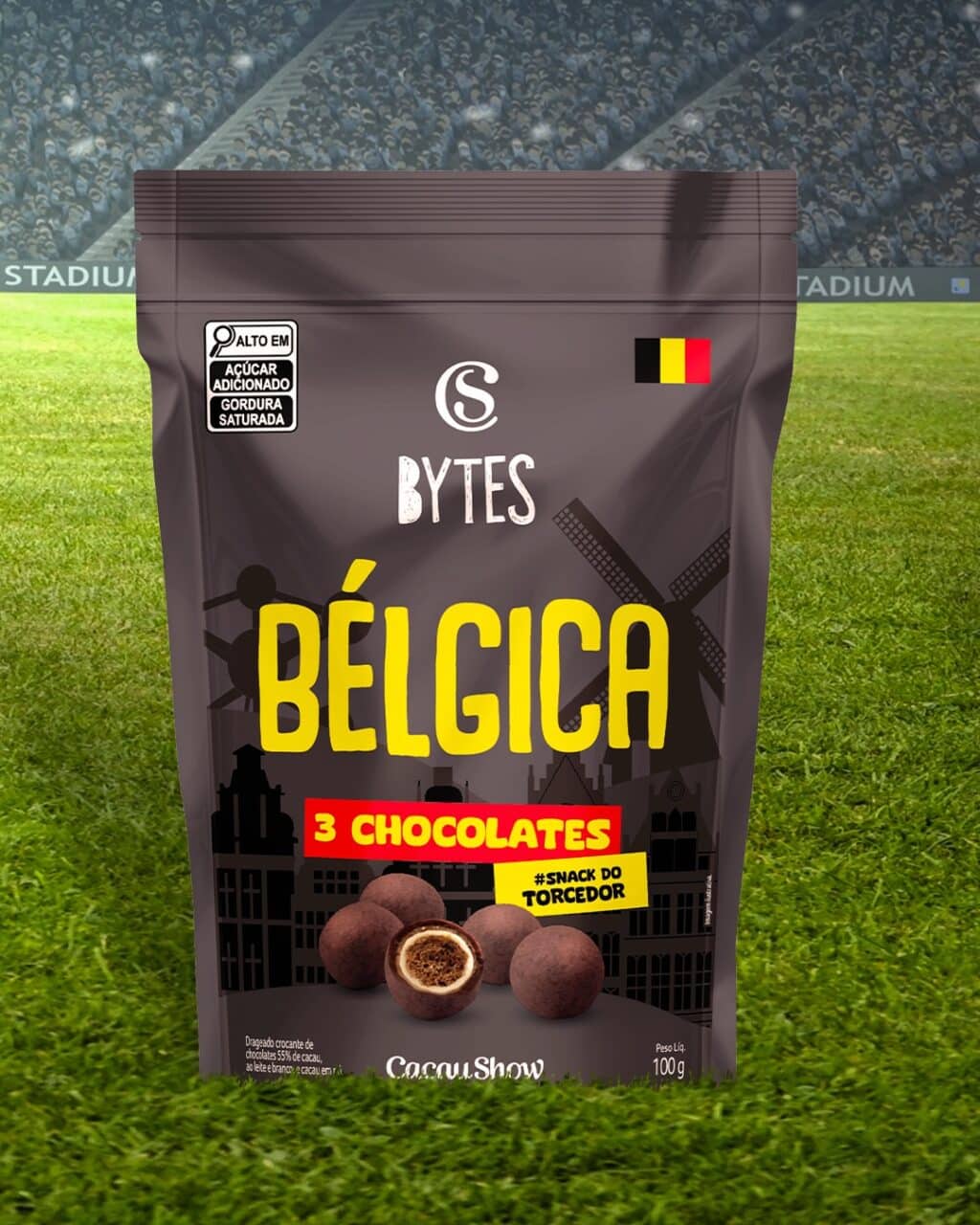 Embalagem Cacau Show Bytes Bélgica com 3 chocolates, 100 g, em gramado de estádio