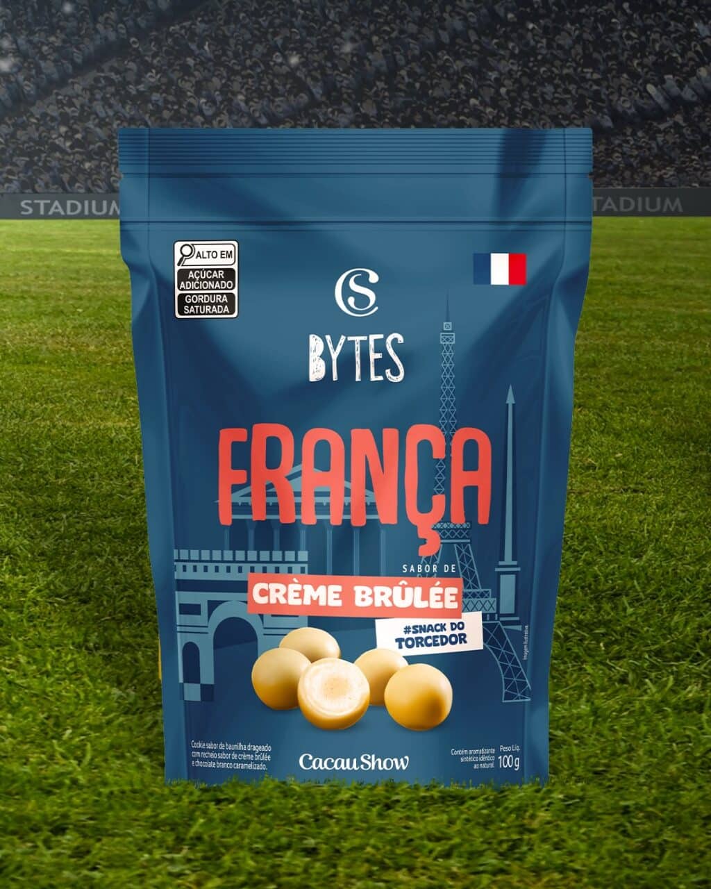 Embalagem azul do Cacau Show Bytes França com sabor de crème brûlée, 100 g, em gramado de futebol