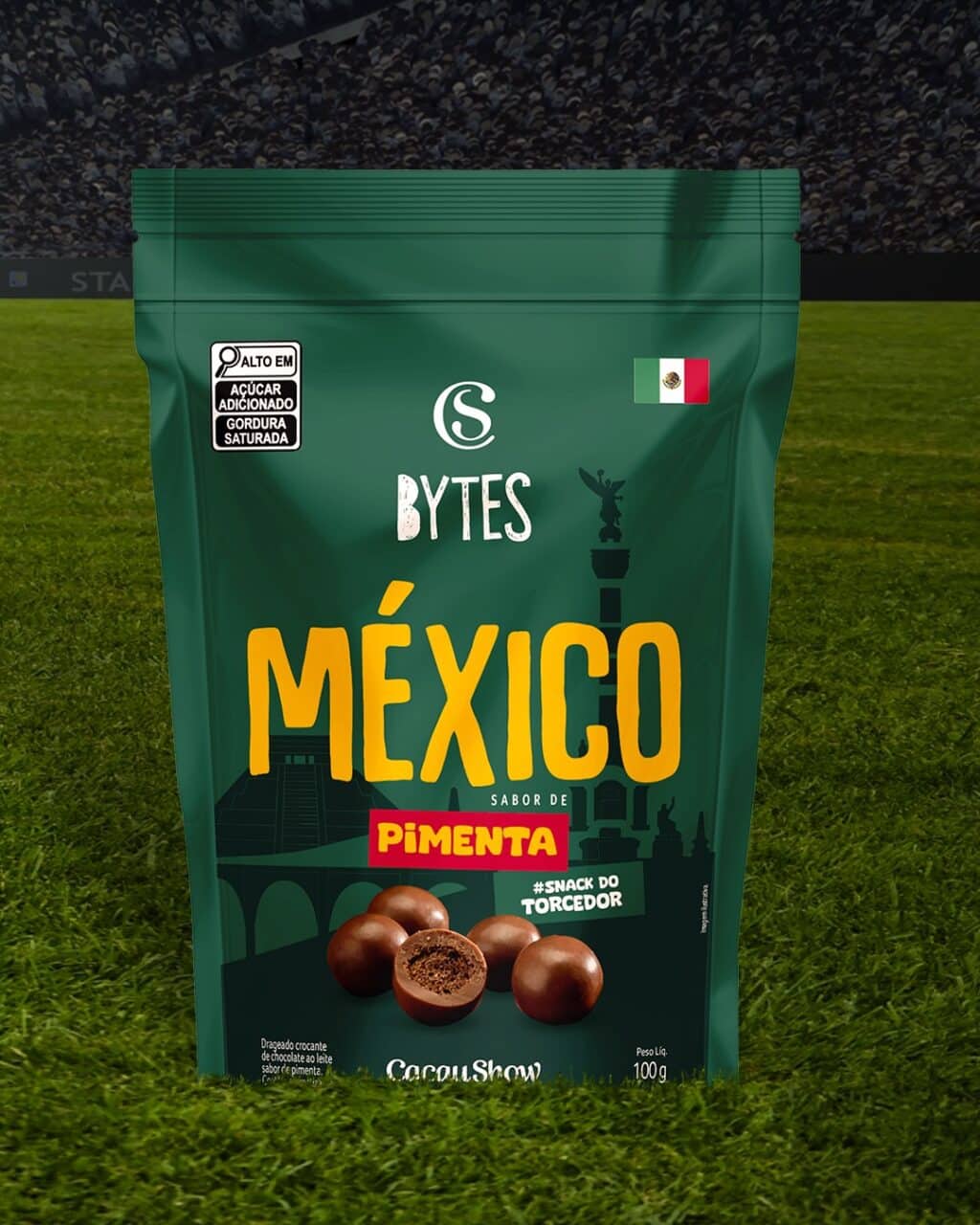 Embalagem Cacau Show Bytes México com pimenta, 100g, em cenário de futebol.