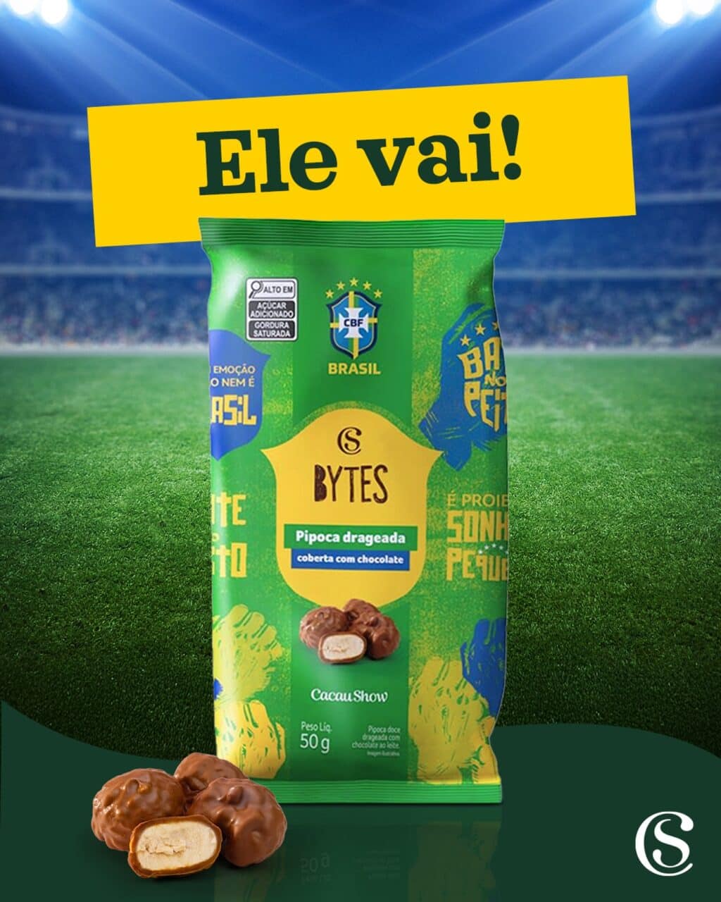 Embalagem de snack Cacau Show Bytes do Torcedor com destaque “Ele vai!” e símbolos do Brasil em ambiente de estádio