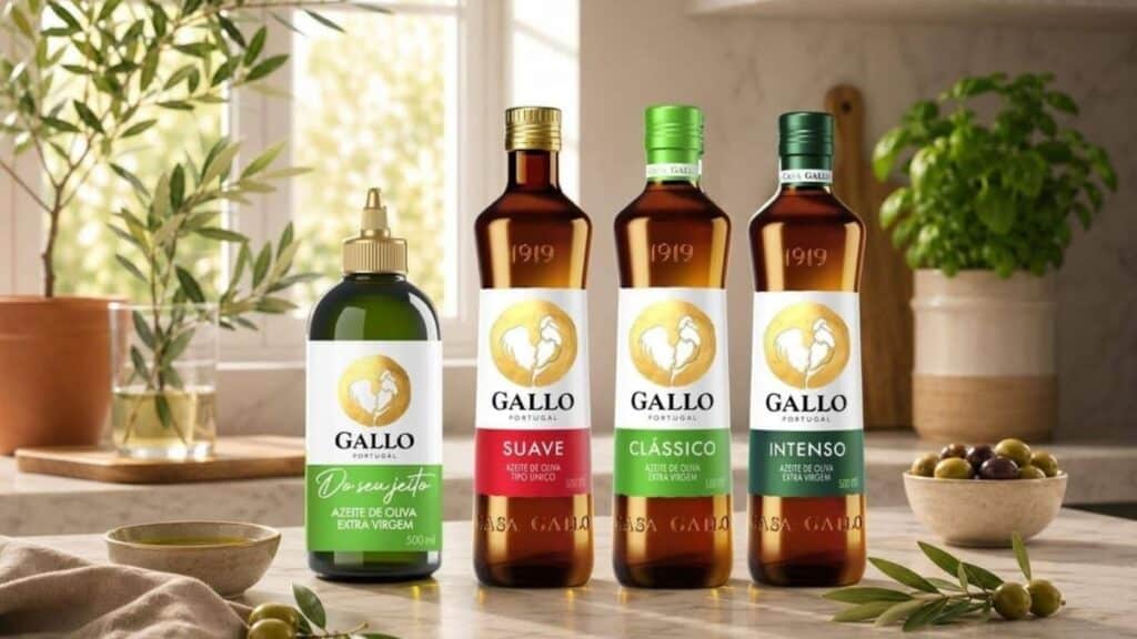 Casa Gallo lança azeite em squeeze com bico dosador Casa Gallo: garrafas e azeite Extra Virgem Intenso em squeeze com bico dosador, ao lado de ingredientes em bancada