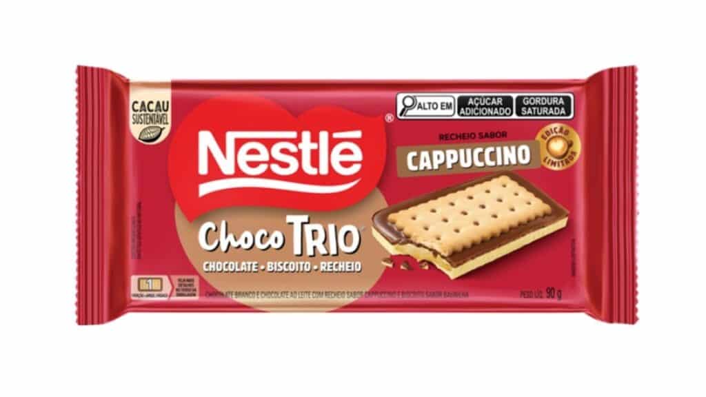 Embalagem do Nestlé Choco Trio Cappuccino, biscoito com recheio sabor cappuccino e chocolate.