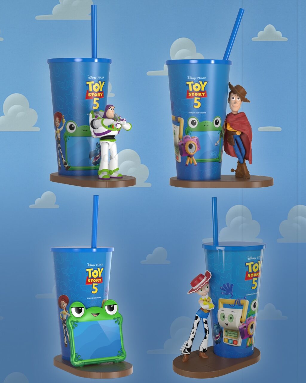 Balde de pipoca em formato de mochila Toy Story 5, com personagens Buzz e Woody, em fundo azul com nuvens