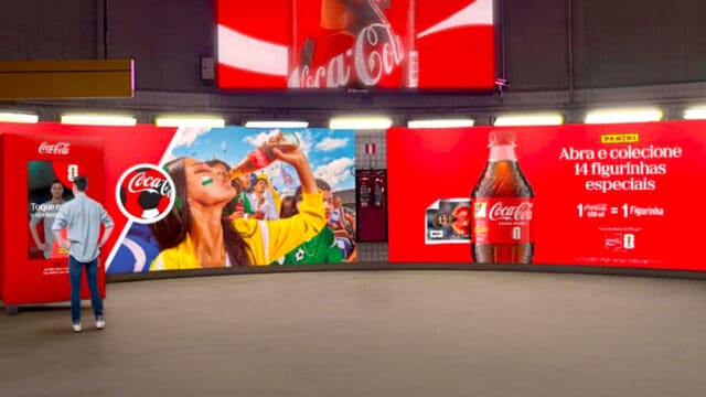 Campanha da Coca-Cola no metrô de São Paulo, com totens vermelhos e telão com marca Coca-Cola e pessoas em ação