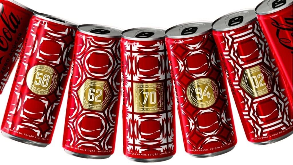 Latas da Coca-Cola temáticas para a Copa do Mundo 2026, com design vermelho e números em moldes colecionáveis