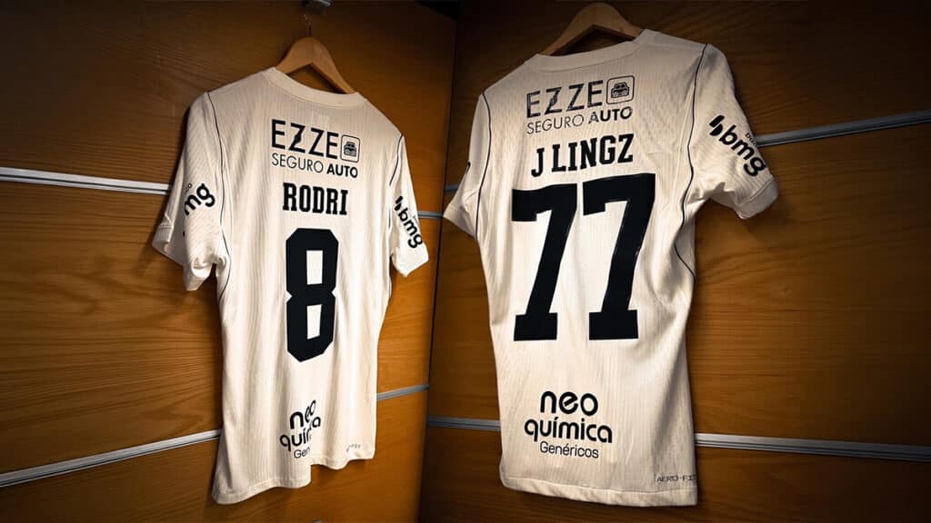 Camisas do Corinthians em cabides, com nomes e números 8 e 17 estampados, em campanha com medicamentos genéricos.