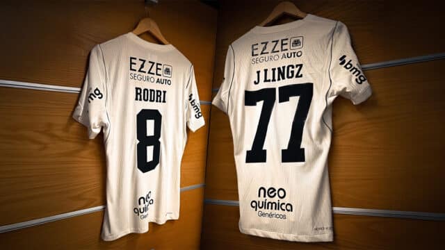 Camisas do Corinthians em cabides, com nomes e números 8 e 17 estampados, em campanha com medicamentos genéricos.