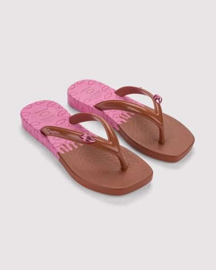 Chinelo marrom com palmilha rosa, em fundo claro, produto em coleção inspirada no chocolate da collab
