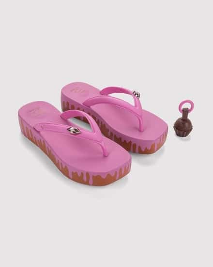 Par de sandálias em tons de rosa e marrom da collab Ipanema e Boca Rosa, modelo Pluma Choco Pop, com forma de chocolate