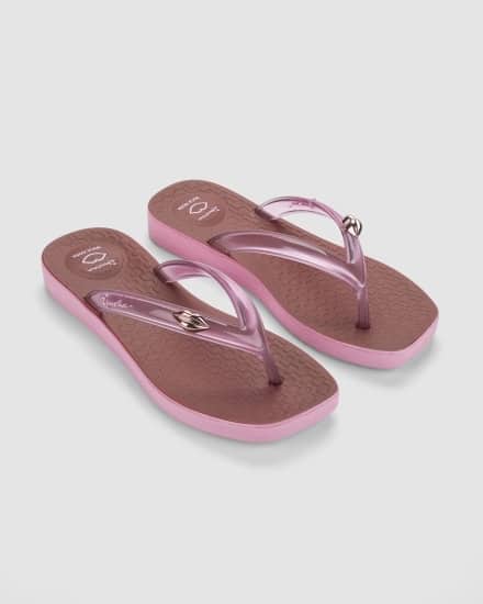 Sandálias estilo chinelo rosa e marrom com alça transparente e fecho metálico em par