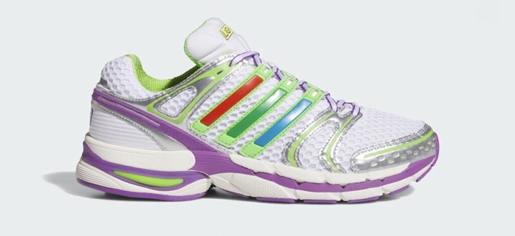 Tênis Adidas inspirado em Toy Story 4, branco com detalhes coloridos e solado roxo, em fundo claro
