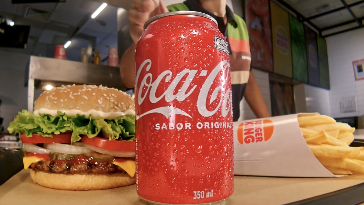 Burger King anuncia Coca-Cola como parceira e cutuca Pepsi em comercial