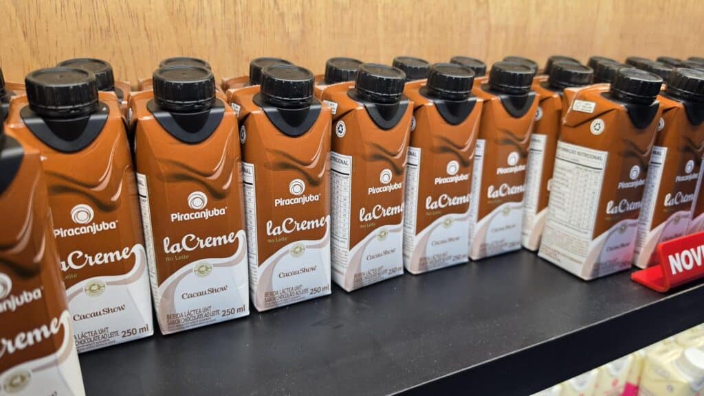 Embalagens de bebidas lácteas laCreme de Cacau Show ao leite Piracanjuba em exposição na APAS Show