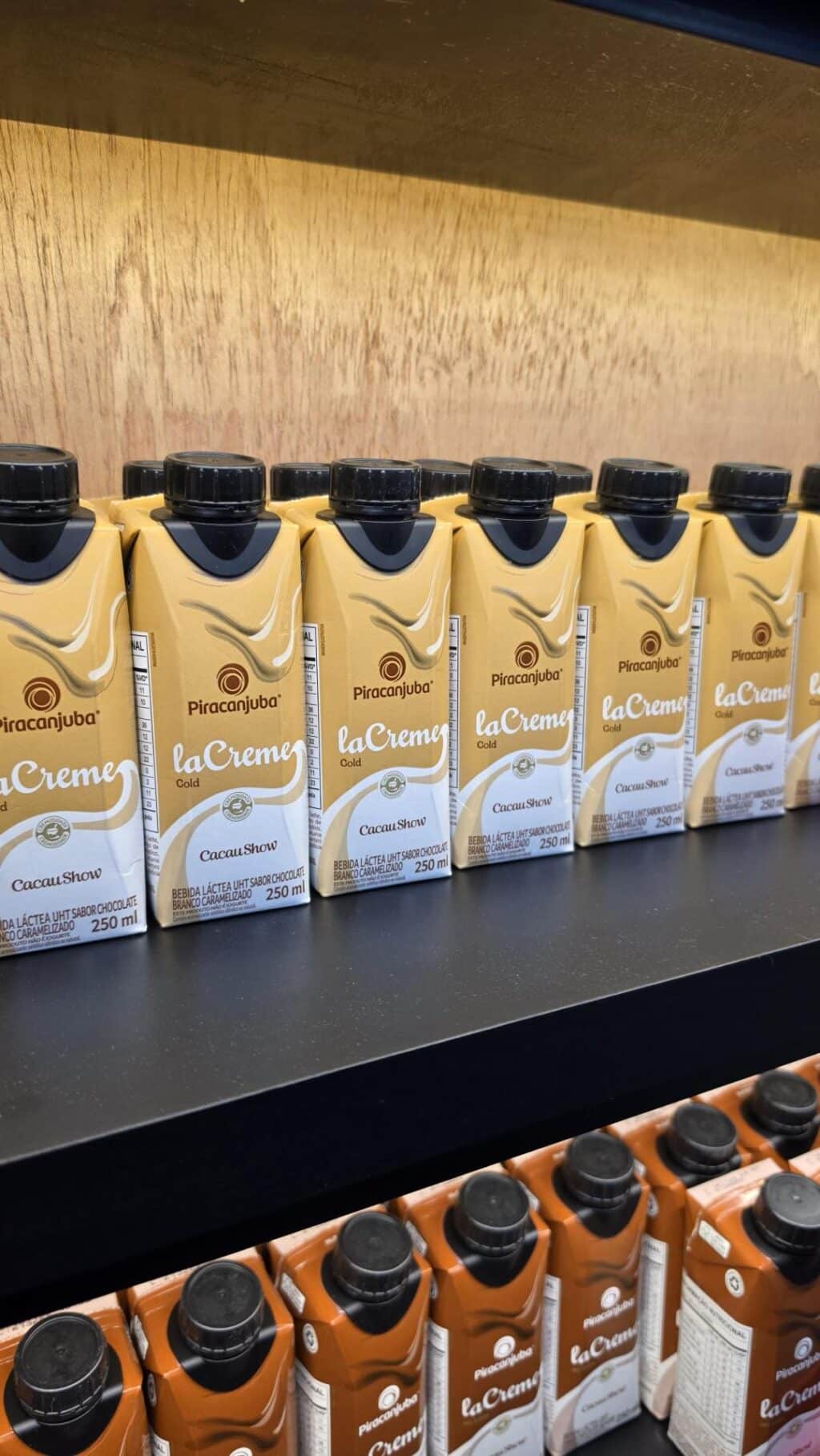 Linha de bebidas lácteas laCreme Piracanjuba Cacau Show e caramelo em embalagens no estande de evento
