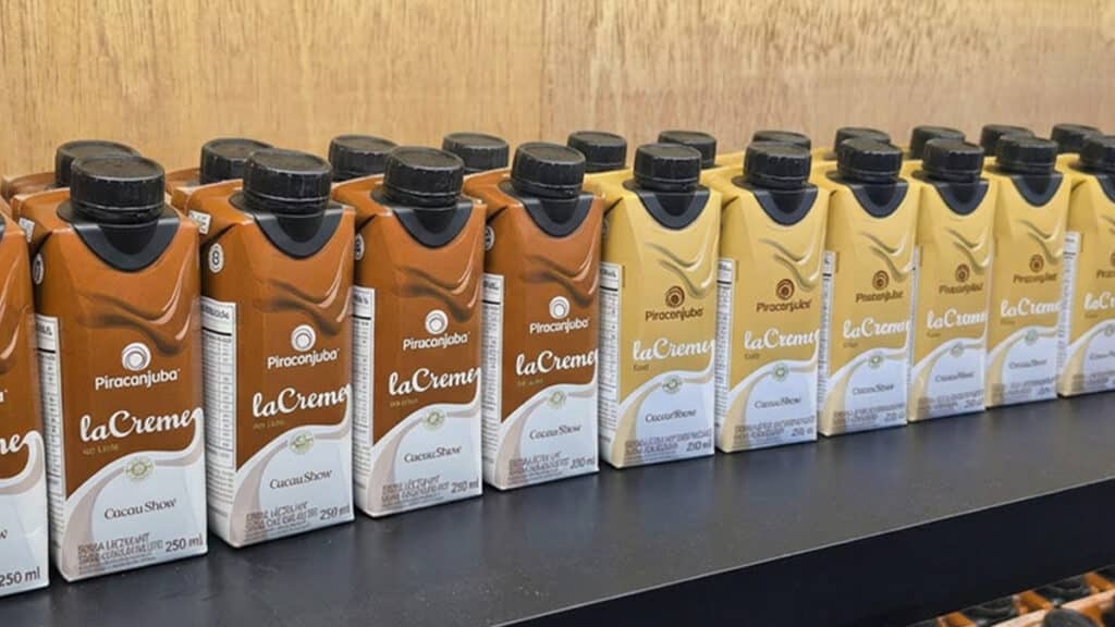 Bebidas lácteas laCreme Piracanjuba e Cacau Show em embalagens individuais de 250 ml, sobre mesa