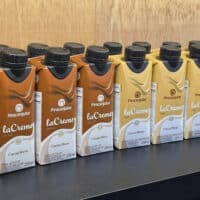 Bebidas lácteas laCreme Piracanjuba e Cacau Show em embalagens individuais de 250 ml, sobre mesa