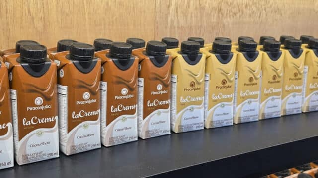 Bebidas lácteas laCreme Piracanjuba e Cacau Show em embalagens individuais de 250 ml, sobre mesa
