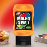 Embalagem do Molho 3 em 1 UNO da Cepêra com maionese, mostarda e ketchup, 330g, ao lado de um copo com molho