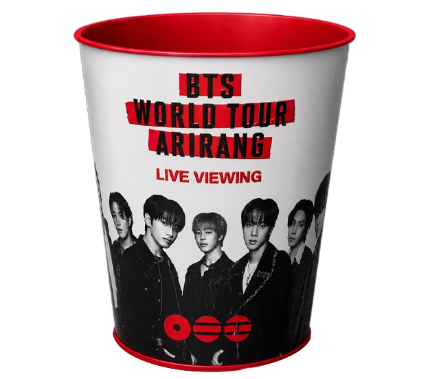 Balde colecionável da Cinépolis com BTS World Tour ARIRANG Live Viewing e imagens dos integrantes, fundo branco