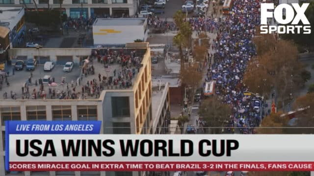 Cena externa com multidão e tela da Fox Sports com texto “USA WINS WORLD CUP” em campanha da Copa do Mundo.