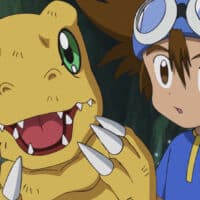 Cena de Digimon Adventure: um Digimon amarelo com dentes à esquerda e um garoto usando capacete azul à direita.