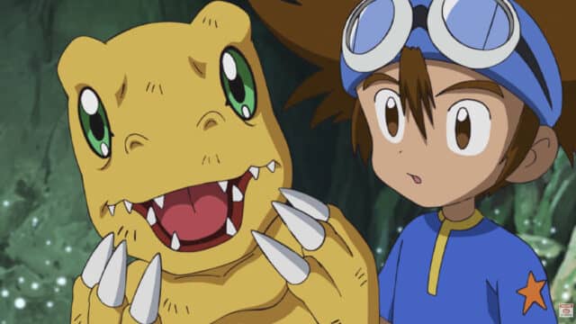 Cena de Digimon Adventure: um Digimon amarelo com dentes à esquerda e um garoto usando capacete azul à direita.