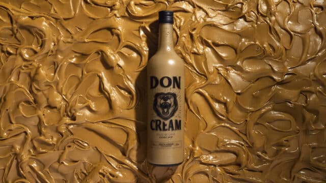 Garrafa de Don Cream em fundo dourado texturizado, com rótulo “DON CREAM”.