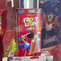 Embalagem do Froot Loops Tubes da Kellogg’s, com selo NOVO, em exposição ao lado de outros produtos