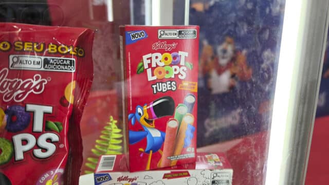 Embalagem do Froot Loops Tubes da Kellogg’s, com selo NOVO, em exposição ao lado de outros produtos