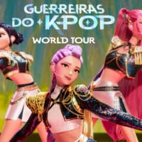 Ilustração promocional de Guerreiras do K-Pop World Tour com três personagens animadas em palco