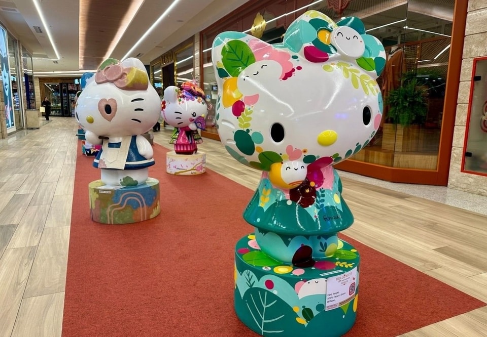 Estatuetas da Hello Kitty expostas no DiamondMall em Belo Horizonte para ilustrar a Hello Kitty Parade que estará presente no evento de Festa Junina