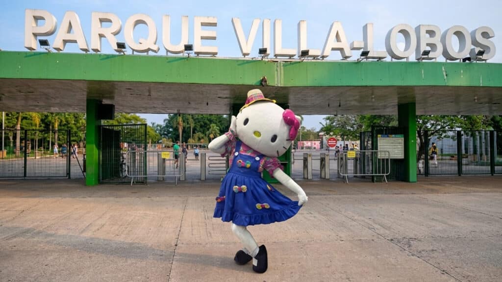 Personagem Hello Kitty em trajo junino em frente à entrada do Parque Villa-Lobos.