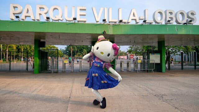 Personagem Hello Kitty em trajo junino em frente à entrada do Parque Villa-Lobos.