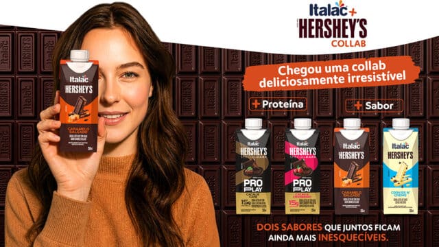 Mulher segura embalagem de bebida Italac + Hershey’s e, ao fundo, a linha ProPlay Proteína e outros sabores da collab